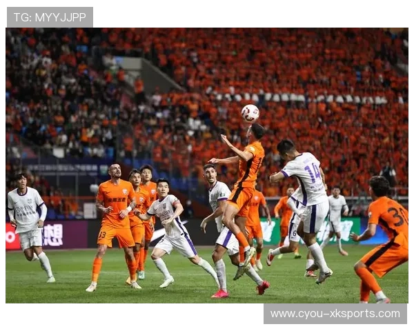 云南玉昆的头球争抢在禁区内极具威胁